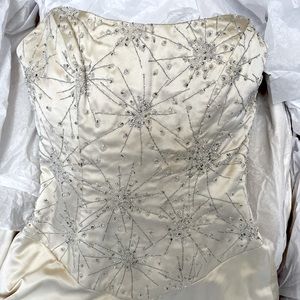 Kleinfeld Wedding Gown. By: Monique Lhuillier.